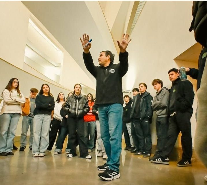 Patricio Castro con estudiantes UAI