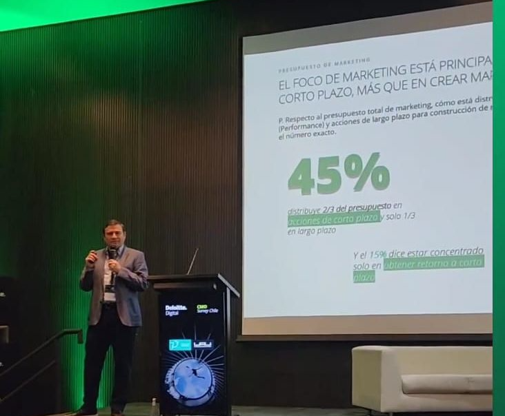 Patricio Castro presentando CMO Survey Chile con Deloitte